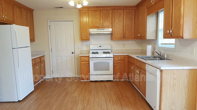 4BD/2.5 BA Stockbridge Fenced yard Move In Now!!! property image