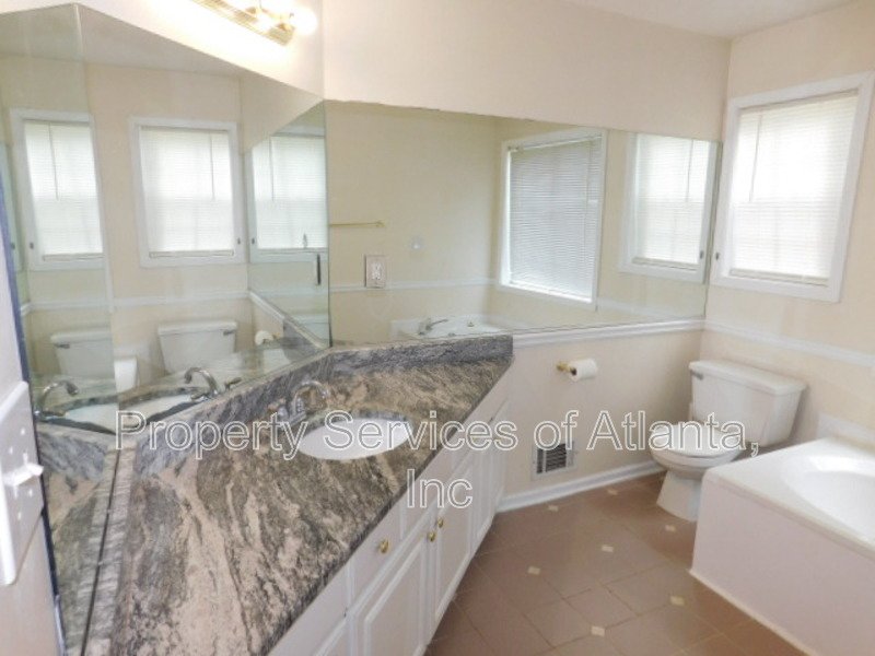 Acworth-4BR/3BA-Finished Basement-Bedroom-Bath-Kitchenette & Bonus property image