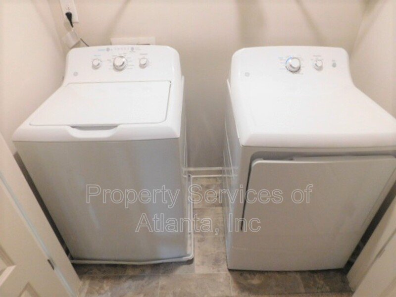 Lithonia Newer Townhome-2BR/2.5BA Fenced Yard property image