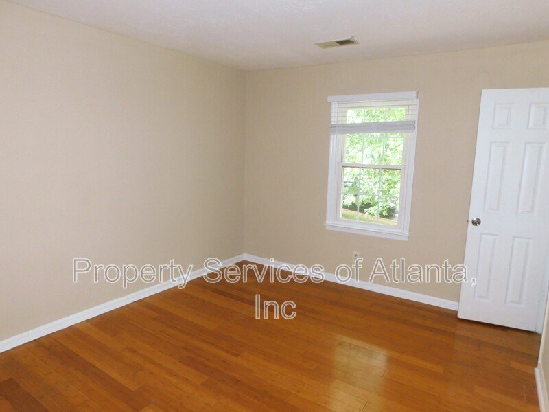 Roswell - 3BR/3.5 BA End Unit - Finished Basement property image